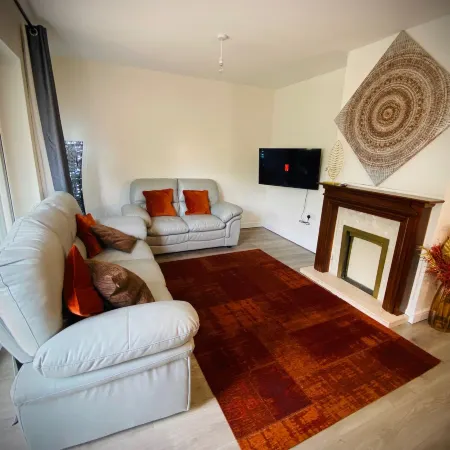 Modern-PetFriendly-PrivateGarden-Family-20Mintoldn