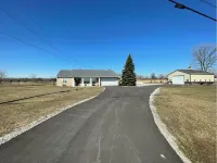 Country Home with 3B 1.5B w/ Room for Fishermen with Trucks Boats & Trailers