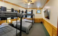 Sleeps 26 people.. 1 of a kind Lodge... Large families, team bonding, retreats! Hotels in Shaver Lake