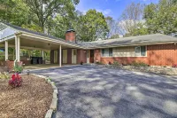 Updated Ranch-Style Home w/ Scenic Deck, Pond - 3 tähden