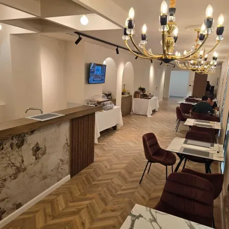 Hotel Adore