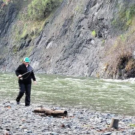 Quiet 1 bedroom cabin located on the South Fork of the Coquille River