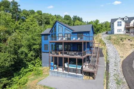 Tranquil Waterfront-Private Dock, Sauna, Swim Spa Отели рядом с достопримечательностью «MRT»