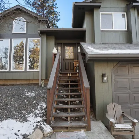 Poolside Getaway with Spacious Outdoor Living & 6 Cozy Beds!!