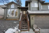 Poolside Getaway with Spacious Outdoor Living & 6 Cozy Beds!!