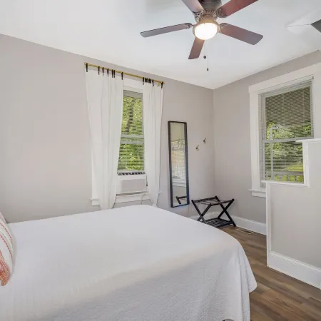 Cozy Cottage in the Heart of Hyde Park 1 Bedroom Home by RedAwning
