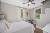 Cozy Cottage in the Heart of Hyde Park 1 Bedroom Home by RedAwning