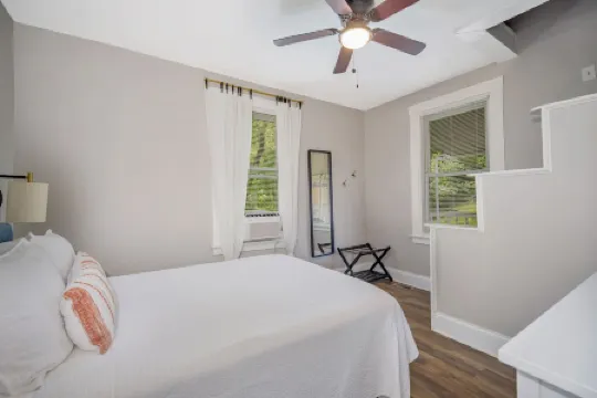 Cozy Cottage in the Heart of Hyde Park 1 Bedroom Home by RedAwning