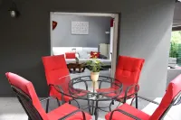 Le Cerisier: superb comfortable property with air-conditioned rooms and garden.