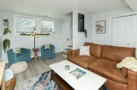 Little Italy in Dsm: 2 Bed 1 Bath Upgraded Townhome w/King Bed & Reading Nook