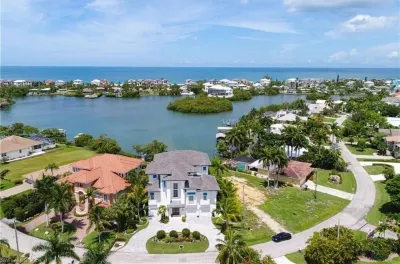 NEW 7.5M LUXURY HIGH END WATERFRONT Home w/ Amazing views!  SHORT WALK TO BEACH Hotels near Little Hickory Beach