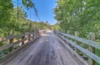 Cozy cabin 1 bedroom, WiFi, AC above Sylamore Creek in welcoming Mountain View