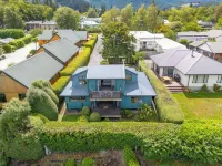 Stay7A: 4BR Modern Comfort, Sky TV, Views – Walk to Village & Pools