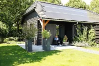 Atmospheric luxury holiday home –  spacious garden – 5 minutes from the forest. โรงแรมใน