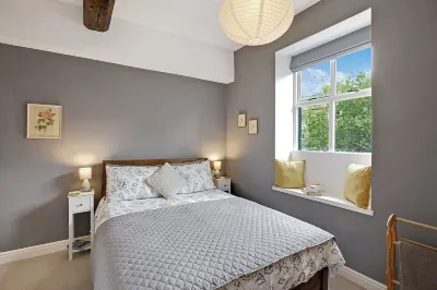 Waterview Cottage - a peaceful riverside location Hotel in zona Honley Wood