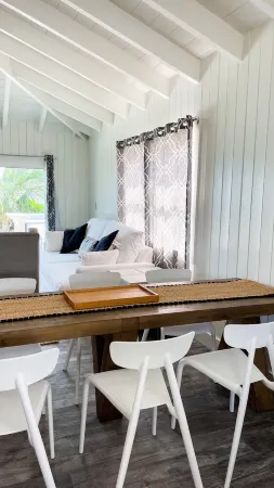 Detached Cottage Отели в г. Элбоу Кей