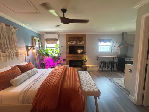 The Garage Suite – Eclectic Chic Studio in the Heart of Plano