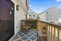 Beautiful, luxurious 2br apartment 300' from the ocean. Setup with the works Hotels in Salisbury