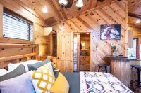 Studio Cabin with Beautiful Interiors and Modern Appliances - Cozy Inviting Hoteles en Condado de McCurtain