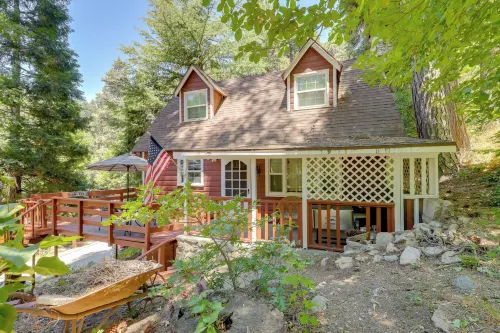 Vintage 'Snow White' Cottage ~ 2 Miles to Village! - Pet friendly