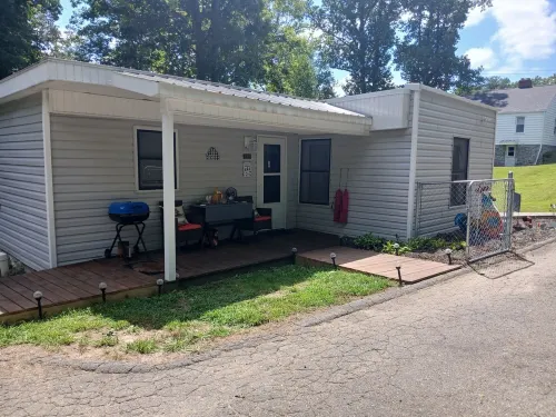 PROMO 10% WEEKLY/20% MONTHLY Pet Friendly, Home, private fenced yard. Hotels in Mount Airy