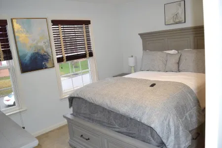 Movie Theater, Parking, 6 bdm, DC suburb 2 Kitchen