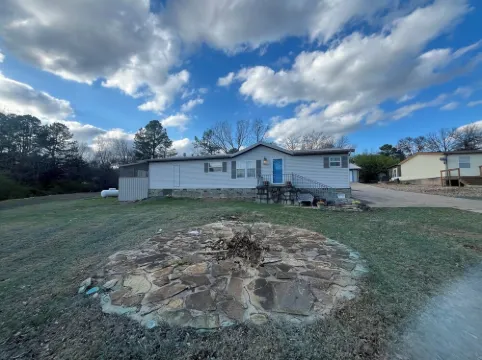 Pet friendly, private dock, 3 bedroom home in Porum, OK. Walk to Lake Eufaula.