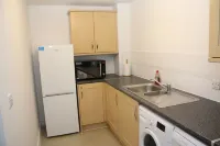Spacious 2 Bed 2 Bath Apartment - Gatwick 10 min away!