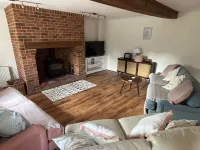 Charming 3-Bedroom Cottage in Worthing, Norfolk – Sleeps up to 8. Các khách sạn ở Dereham