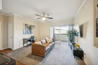 Castle Rock Retreat w/ queen bed, pool & hot tub