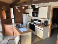 Eagle River Oak Tree House - Charming 2-bedroom house - Sleeps 6 Hotels in Washington