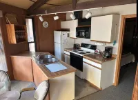 Eagle River Oak Tree House - Charming 2-bedroom house - Sleeps 6