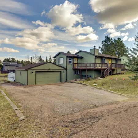 Comforting Woodland Park Home w/ Fire Pit!