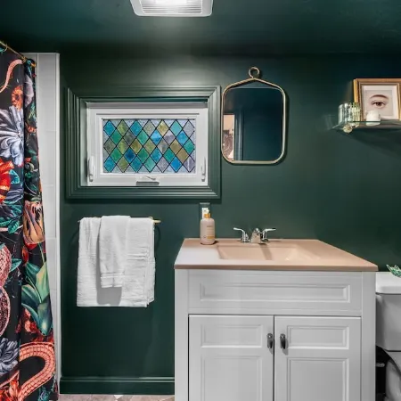 Witchy Hideaway Cottage; Close to Beaches, Salem & Train to Boston Отели в г. Беверли
