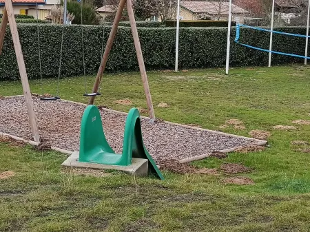 House in vacation residence 4 persons swimming pool, tennis, petanque, sneakers Отели в г. Сен-Жюльен-ан-Борн