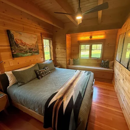 Charming Waterfront Cabin in McKenzie Bridge with WiFi, AC