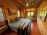 Charming Waterfront Cabin in McKenzie Bridge with WiFi, AC