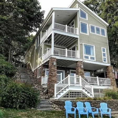 Stunning Lakefront Family Friendly getaway