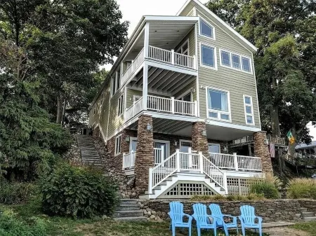 Stunning Lakefront Family Friendly getaway