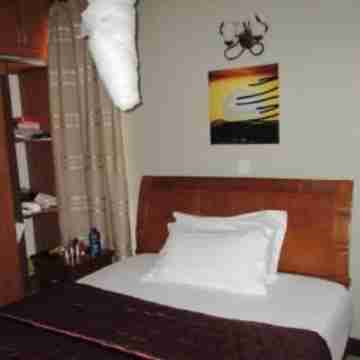 Highlands Apartments 2 BR Suite 004 Rooms