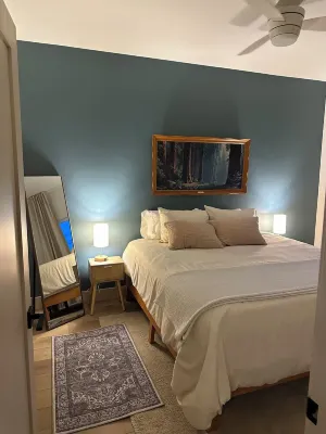 Newly built, 2-bedroom loft, high desert sunsets & mountain peaks, A/C and Wifi