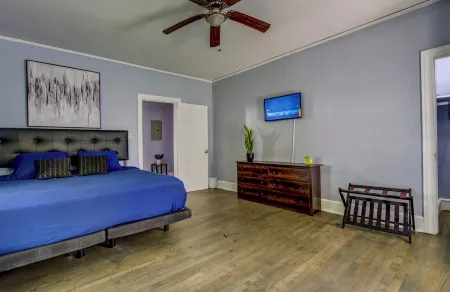 Modern Heart of Decatur • King Comfort • TV • Wi-Fi • Sleeps 4