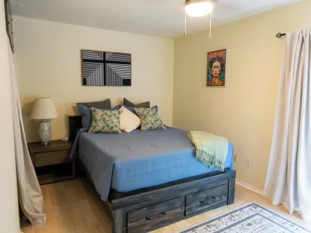 The Cozy Gator-Walk to Shands, UF & Gators 2BR