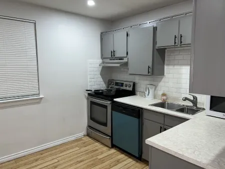 A cozy fully furnished apartment. Sleeps six. Close to all amenities. Отели рядом с достопримечательностью «Markham Convention Centre»