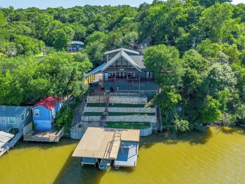 Lakeshore Lodge in peaceful Granbury Hotels in Oak Trail Shores