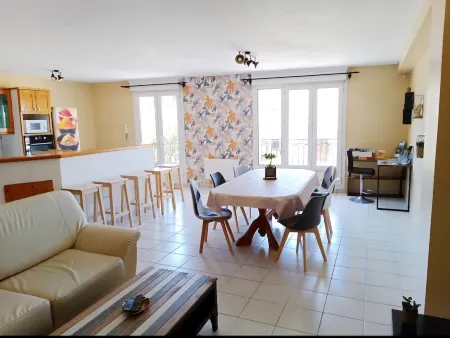 Air-conditioned apartment 25 minutes from the beach for 5 people
