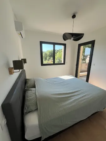 Quiet new house in the heart of Provence Отели в г. Пьервер