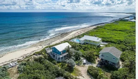 Conch Quest - Right on the Beach and Beautiful Atlantic Ocean Отели в г. Элбоу Кей