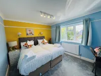 Spacious 4BR house close to Gatwick Airport.