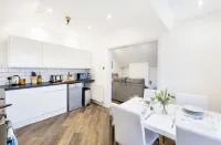 Your Gateway to Comfort: Relocators & Contractors' Haven Near the Airport Các khách sạn ở Wythenshawe